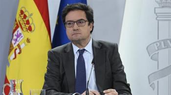 El socialista acusa a la presidenta de "perseguir e insultar" a los familiares de las víctimas en las residencias
