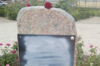 Lee toda la noticia 'Otro acto vandálico mancha el monumento dedicado a 'Las 13 Rosas Rojas' en Móstoles'
