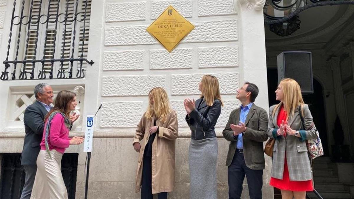 La delegada de Cultura, Turismo y Deporte ha descubierto la placa en el estudio de Chamberí