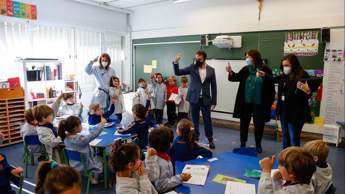 La alcaldesa ha visitado el colegio Escuelas Pías de San Fernando