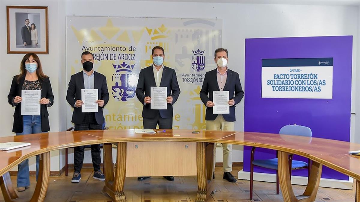 Los portavoces de ambas formaciones denuncian que el Ayuntamiento solo gastó la mitad de los presupuestado para ayudas sociales