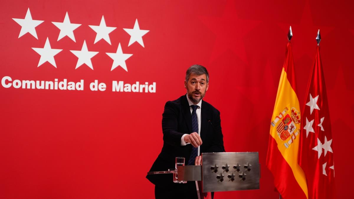 El consejero de Presidencia responde a las denuncias de presuntos pagos "por la puerta de atrás" a grupos sanitarios privados