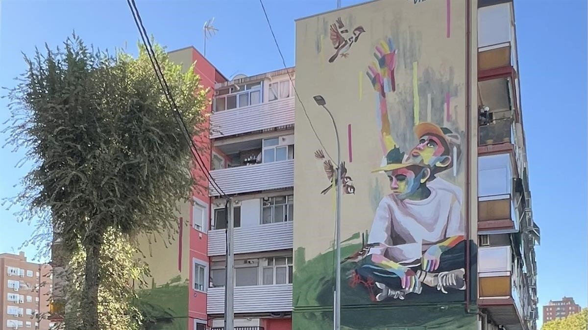 La obra de Dani Hache, protagonizado por dos niños, incorpora una nueva obra al recorrido de arte urbano de la ciudad
