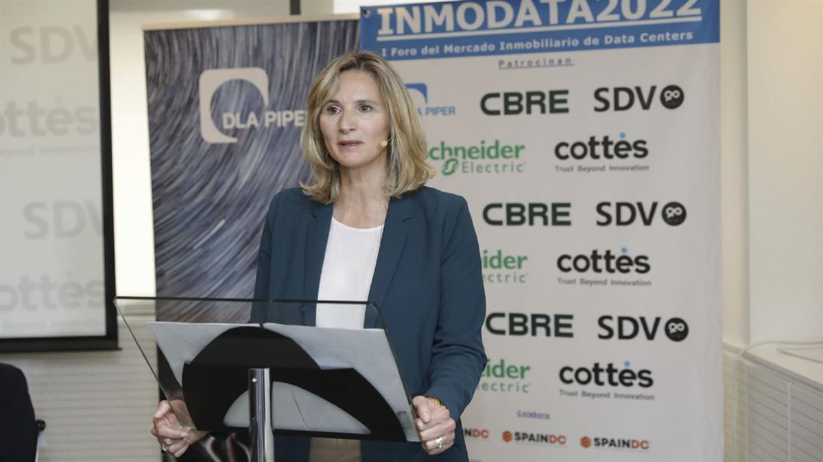 La consejera de Medioambiente aclara que la medida de ahorro "no piensa en el comercio"