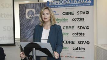 La consejera de Medioambiente aclara que la medida de ahorro "no piensa en el comercio"