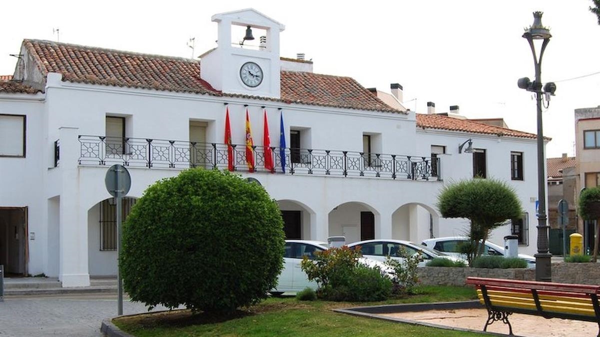 El Ayuntamiento cifra en 8,88 millones el resultado presupuestario positivo y destaca la reducción del déficit del remanente, mientras los populares alertan de deuda y reparos de Intervención