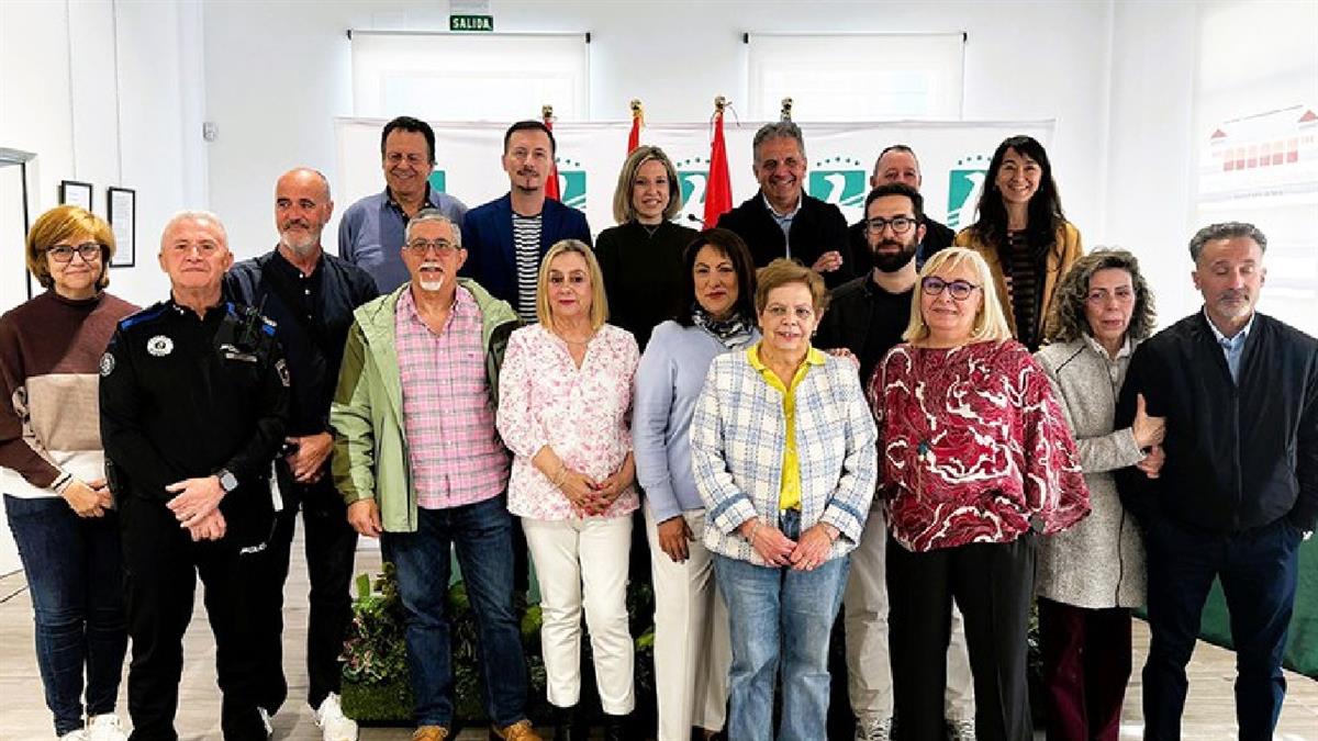 El Ayuntamiento reconoce públicamente el trabajo de una decena de empleados y empleadas municipales que se han jubilado
