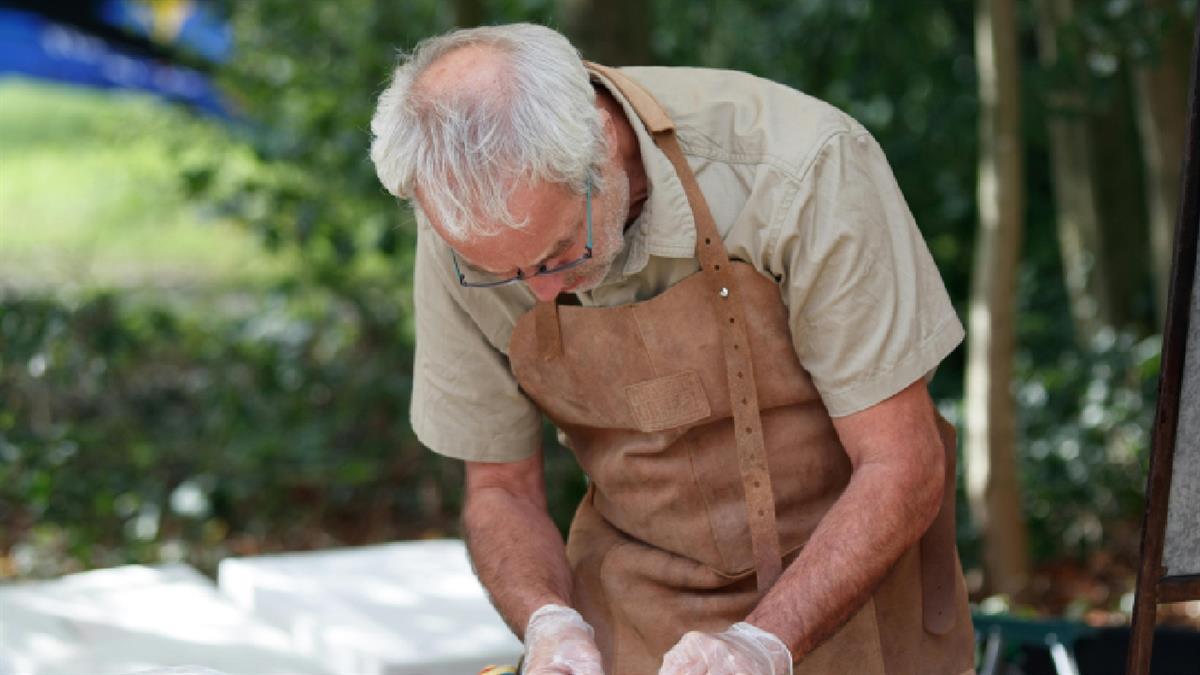 Homenajes, excursiones, teatro o baile para agradecer la contribución de las personas mayores 
