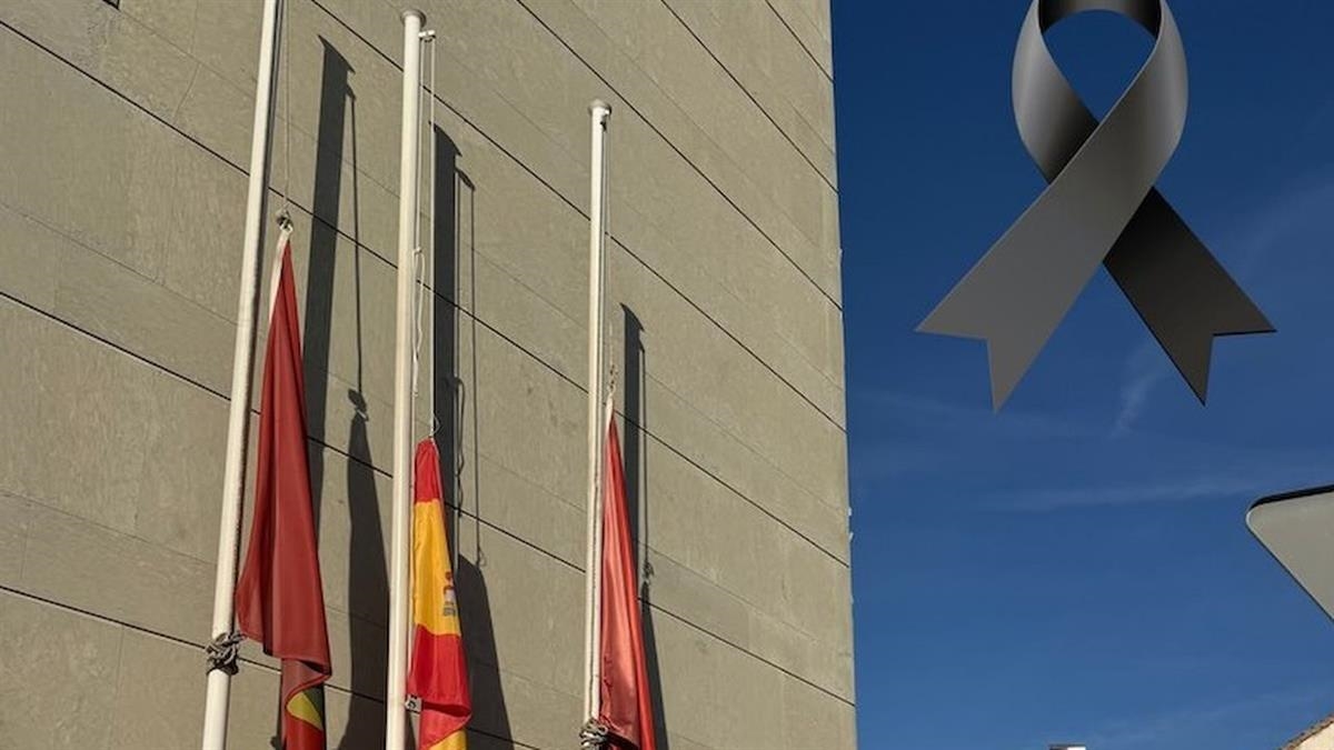 Se han cancelado cuatro actividades culturales mientras el municipio se suma a los tres días de luto oficial durante los que las banderas de los edificios ondearán a media asta