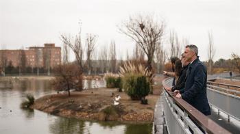 El consejero Novillo visita la nueva pasarela de 200 metros reconstruida sobre una laguna que acoge numerosas aves