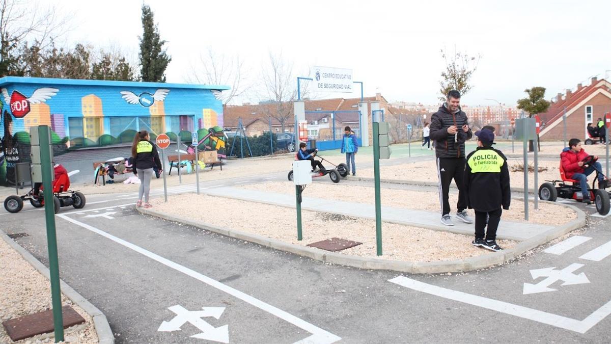 La Policía Local imparte entre los colegios de la ciudad clases prácticas y teóricas del circuito