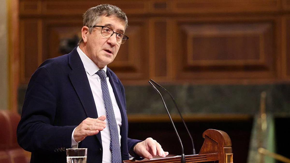 El portavoz socialista defiende un debate "tranquilo" frente a la propuesta de VOX, que califica de "xenófoba y estigmatizadora"