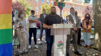 El Alcalde ensalzó la figura de este activista y promotor del matrimonio igualitario en España