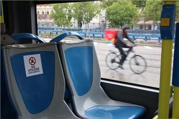 La Empresa Municipal de Transportes de Madrid (EMT) ha señalizado aquellos asientos que no pueden ser utilizados por los viajeros en los autobuses y Metro