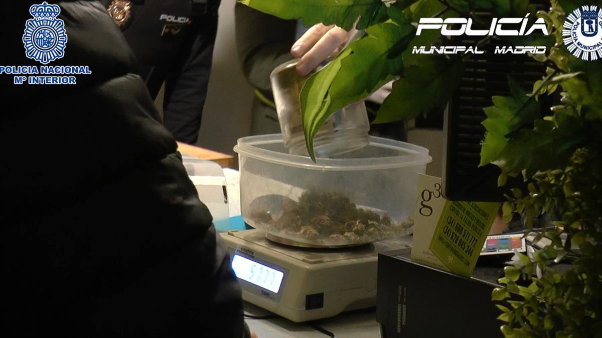 La Policía desmantela un punto de venta de drogas fuertes próximo a un colegio de la capital