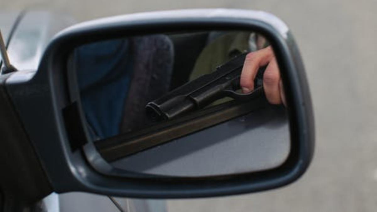 Los arrestados habían conseguido hacer un agujero en el edificio que se encontraba pegado al negocio