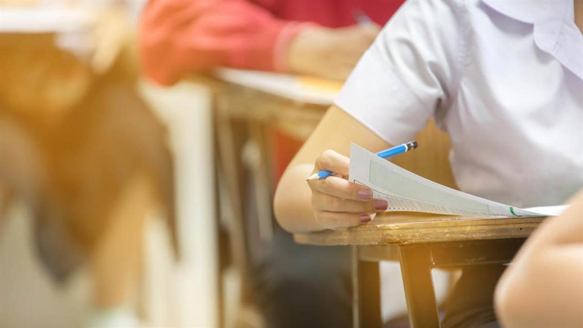 Critica la ideologización de los campus o que se prime a colectivos en órganos donde se deciden cuestiones ajenas
