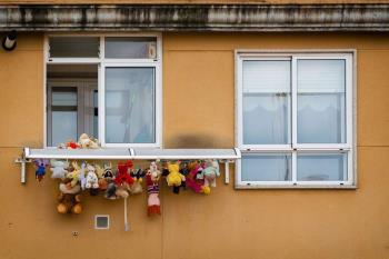 La muestra, que se puede visitar en el parque de El Retiro, ilustra los meses del confinamiento