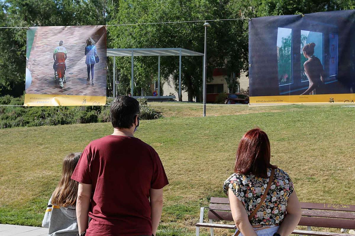 La muestra, que se puede visitar en diferentes puntos de la ciudad a través de lonas, consta de 50 instantáneas