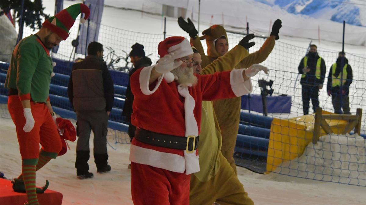 Santa Claus se deslizará por la pista de Snozone con su trineo mientras el grupo cantará y bailará con los asistentes