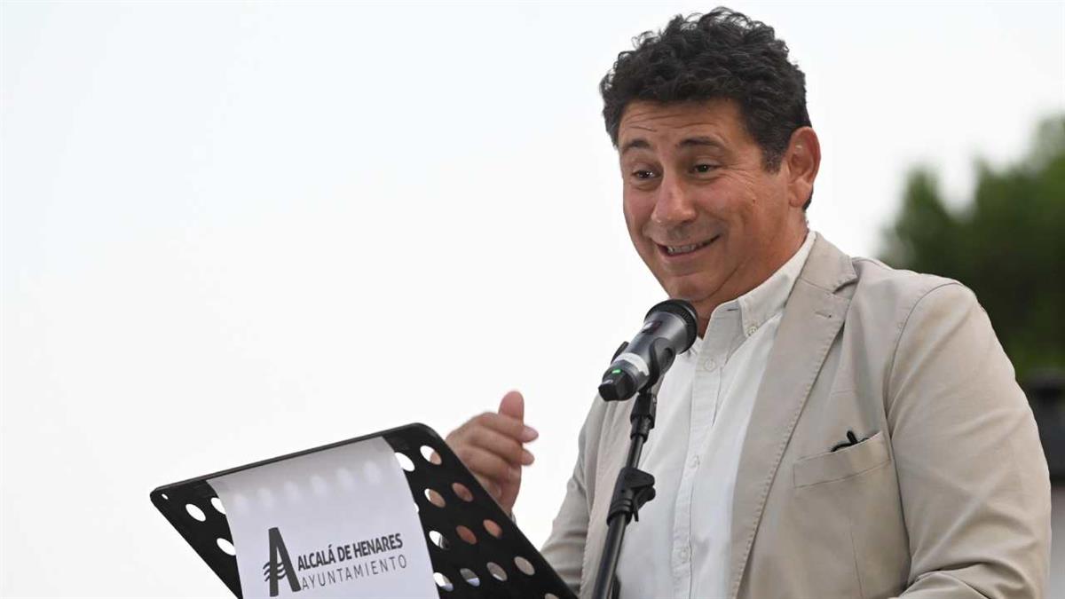 Debido "a las graves negligencias de su concejalía a la hora de desbrozar los vegetales secos de parcelas municipales" 