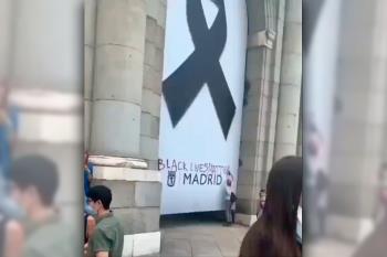 Fue una manifestante la que decidió escribir el ‘Black Lives Matter’ en el homenaje a las víctimas del coronavirus