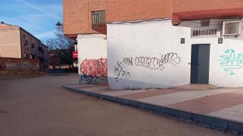 Los socialistas aseguran que el contrato de limpieza viaria incluye la retirada de pintadas, pero critican la falta de seguimiento y proponen reforzar la gestión directa con más personal municipal