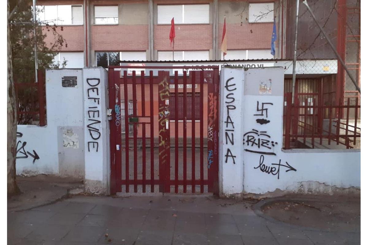 Javier Corpa, alcalde de San Fernando, denuncia pintadas racistas en edificios municipales