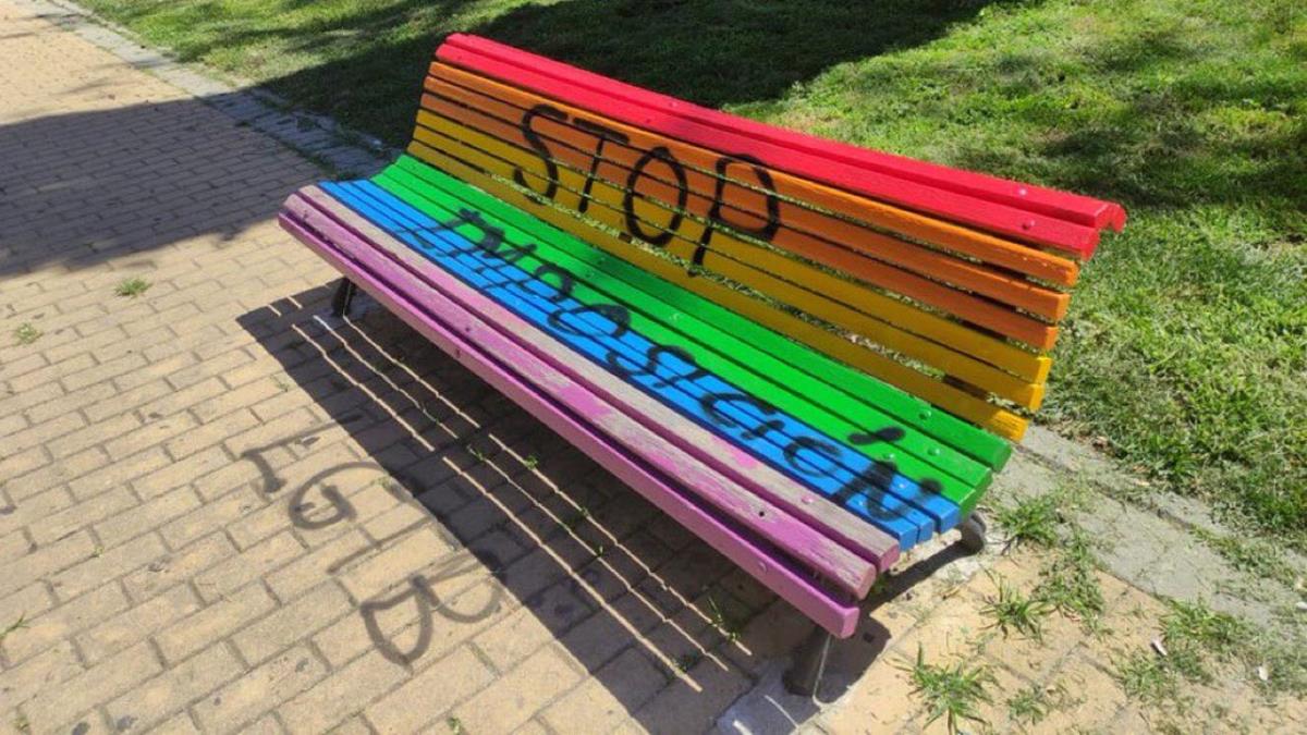 En uno de los bancos del parque de El Restón