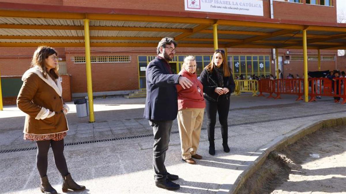 El alcalde ha visitado el CEIP 'Isabel la Católica' para conocer sus necesidades