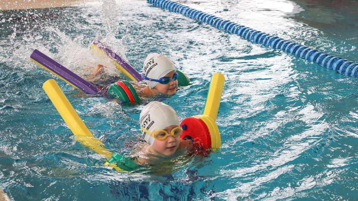 Los niños deben familiarizarse con la piscina desde muy pequeños