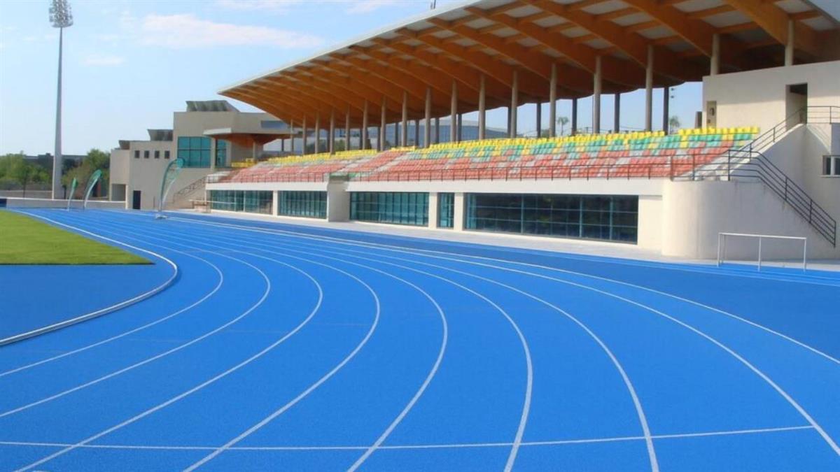 La intervención incluye la sustitución del tartán y la incorporación de una novena calle de césped artificial