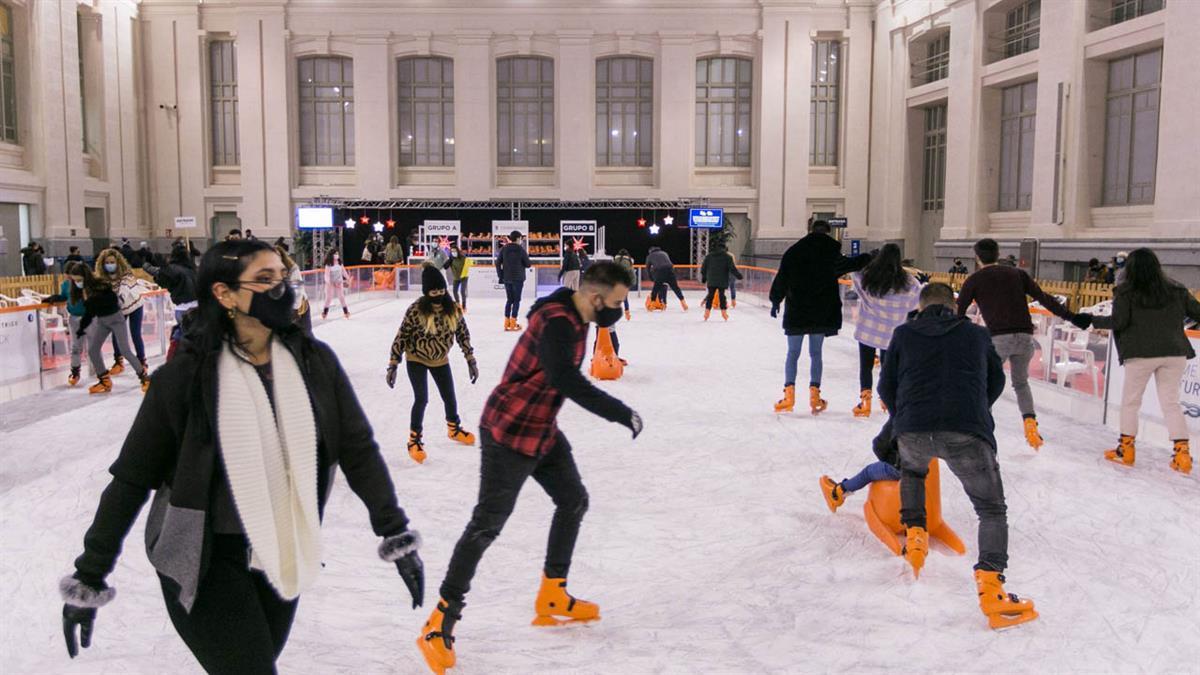 Las pistas de patinaje sobre hielo ya son una tradición en Madrid