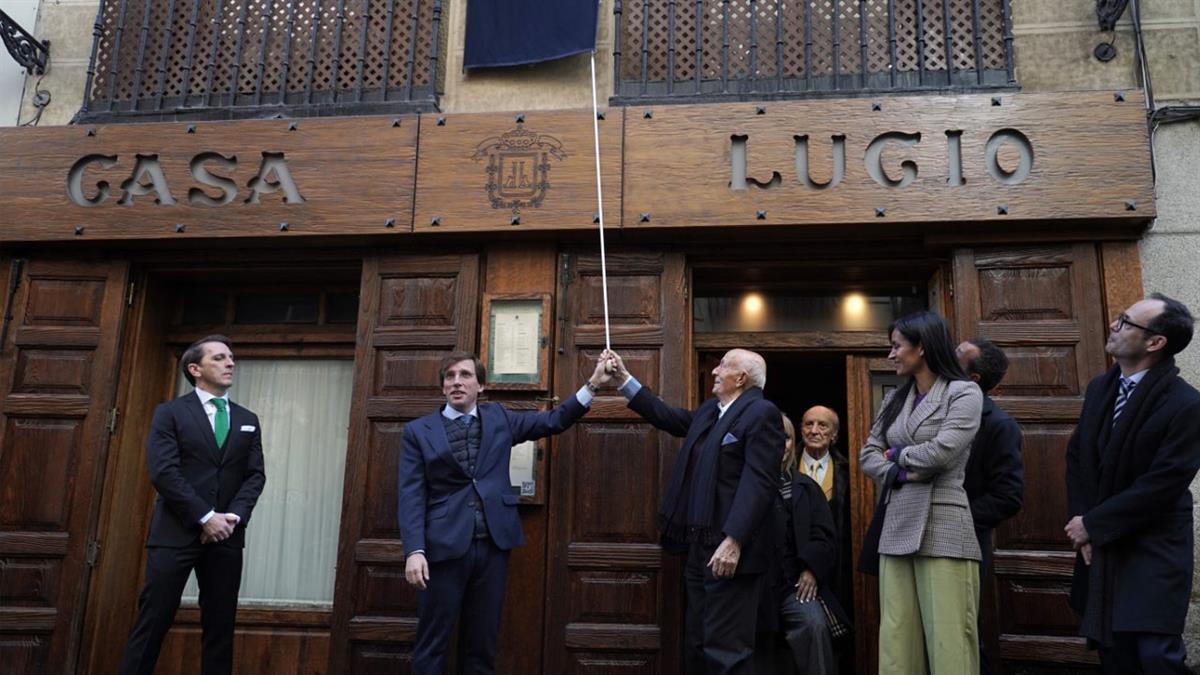 El Ayuntamiento rinde homenaje al icónico restaurador de Casa Lucio