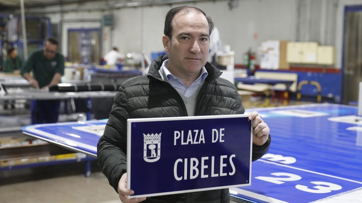 Carabante visita en Aranjuez la fábrica de placas de calles más grande de España que provee al Ayuntamiento de Madrid
