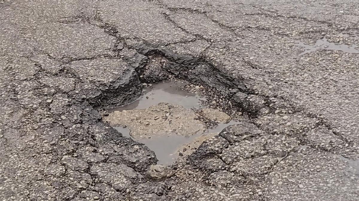 El Ayuntamiento comienza a reparar baches y aceras y revisará el arbolado y las señales de tráfico de la ciudad