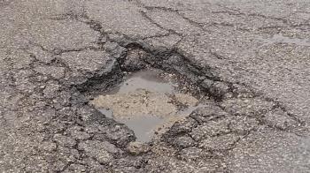 El Ayuntamiento comienza a reparar baches y aceras y revisará el arbolado y las señales de tráfico de la ciudad