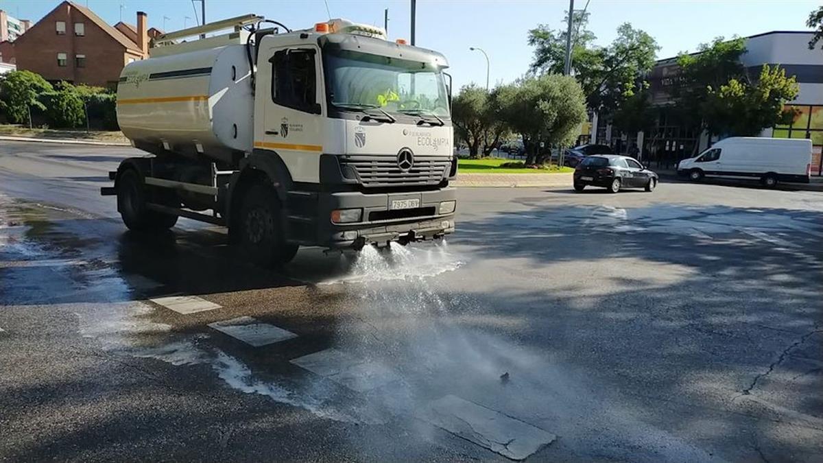 El Ayuntamiento ha iniciado esta semana una campaña de limpieza exhaustiva de calles, plazas, islas ecológicas y eliminación de pintadas