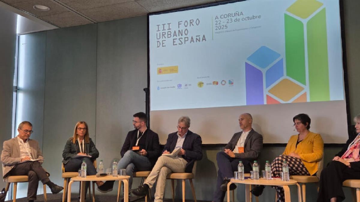 La alcaldesa ha presentado su modelo de regeneración urbana en el III Foro Urbano de España
