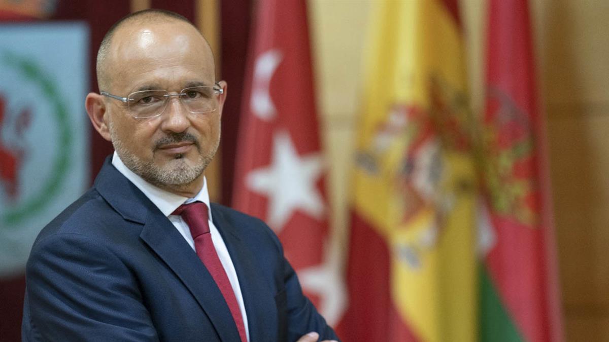 Recoge su compromiso con la solución definitiva al problema de las Zonas Privadas de Uso Público y con la aprobación de dos nuevas ordenanzas de ámbito urbanístico