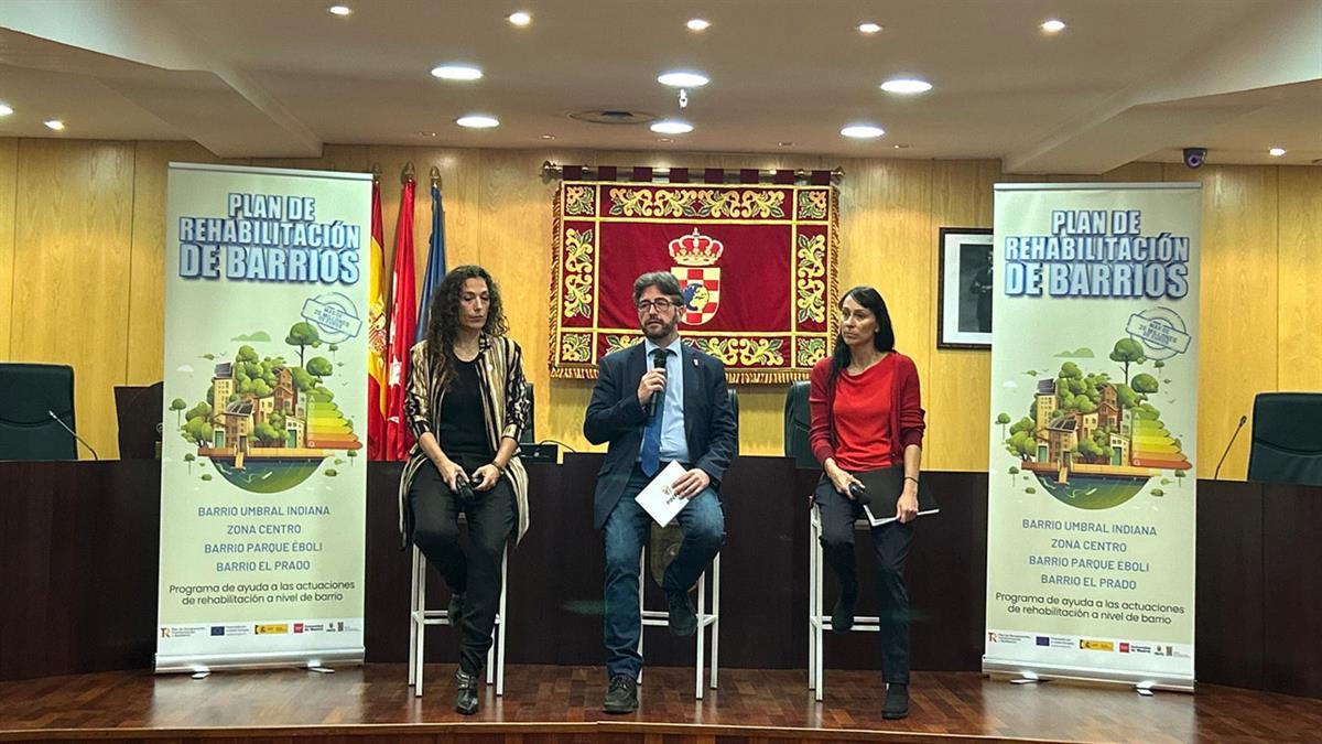 El alcalde ha explicado a los vecinos cómo obtener las ayudas