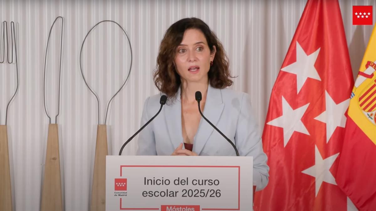 La presidenta de la Comunidad de Madrid apuesta por recuperar el prestigio de esta materia en las aulas
