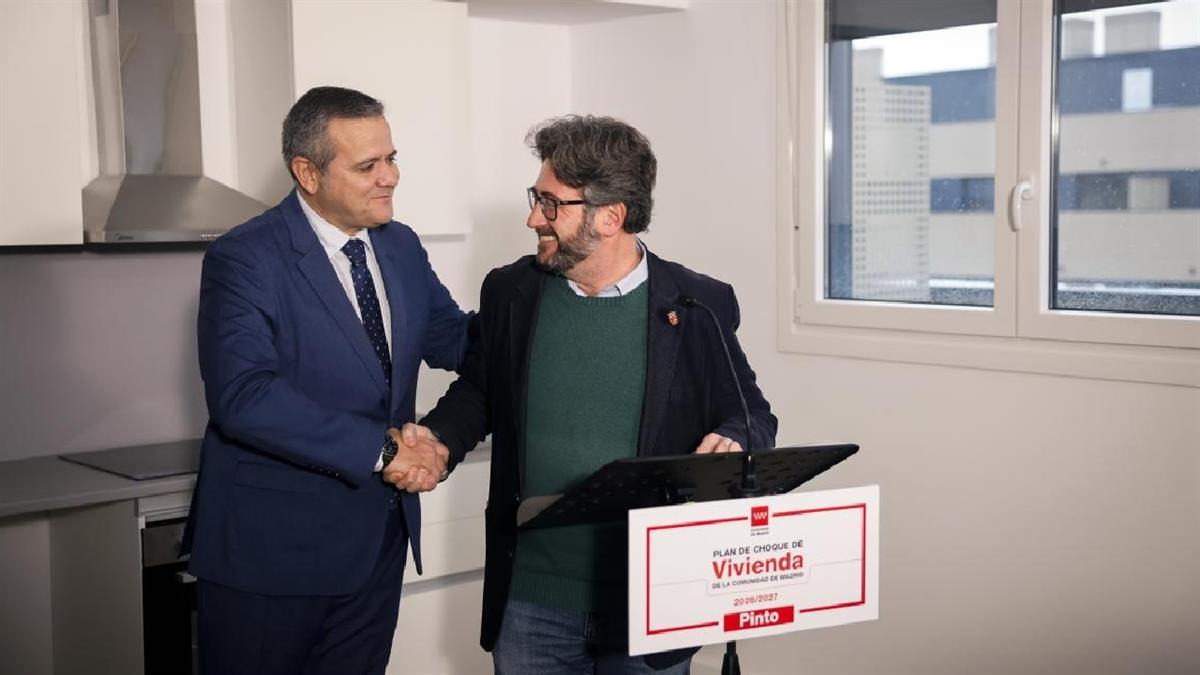 Jorge Rodrigo, el consejero de Vivienda, Transportes e Infraestructuras ha visitado el piso piloto de esta nueva promoción