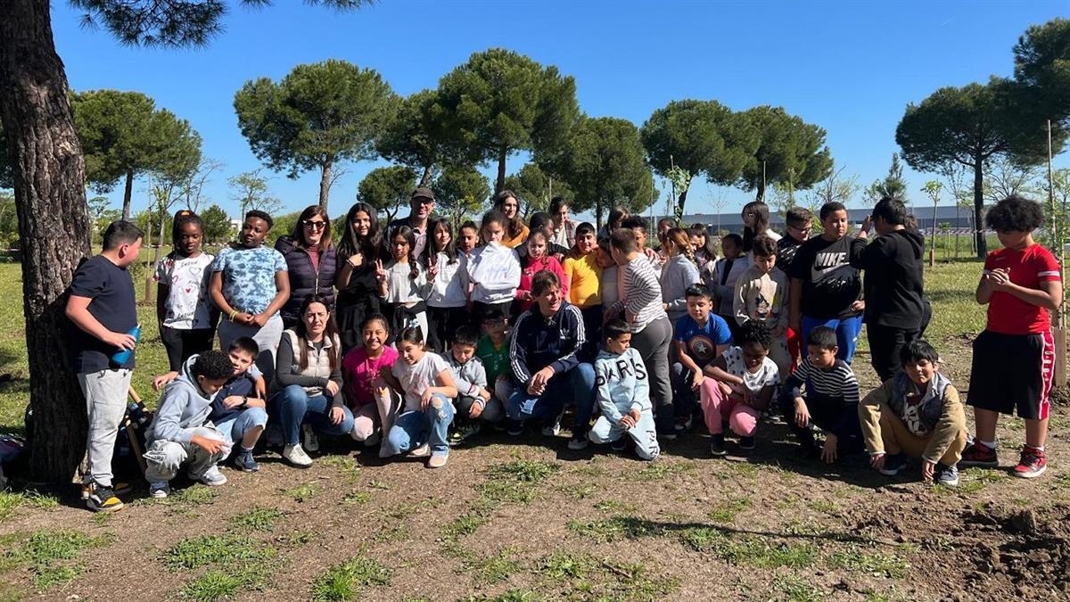 Se trata de una campaña de plantación escolar que todos los años organiza el Ayuntamiento en colaboración con los centros educativos