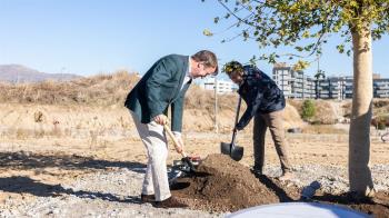 El alcalde Jesús Moreno y el consejero de presidencia, Miguel Ángel García han realizado la primera plantación del Parque Paraninfo de Tres Cantos