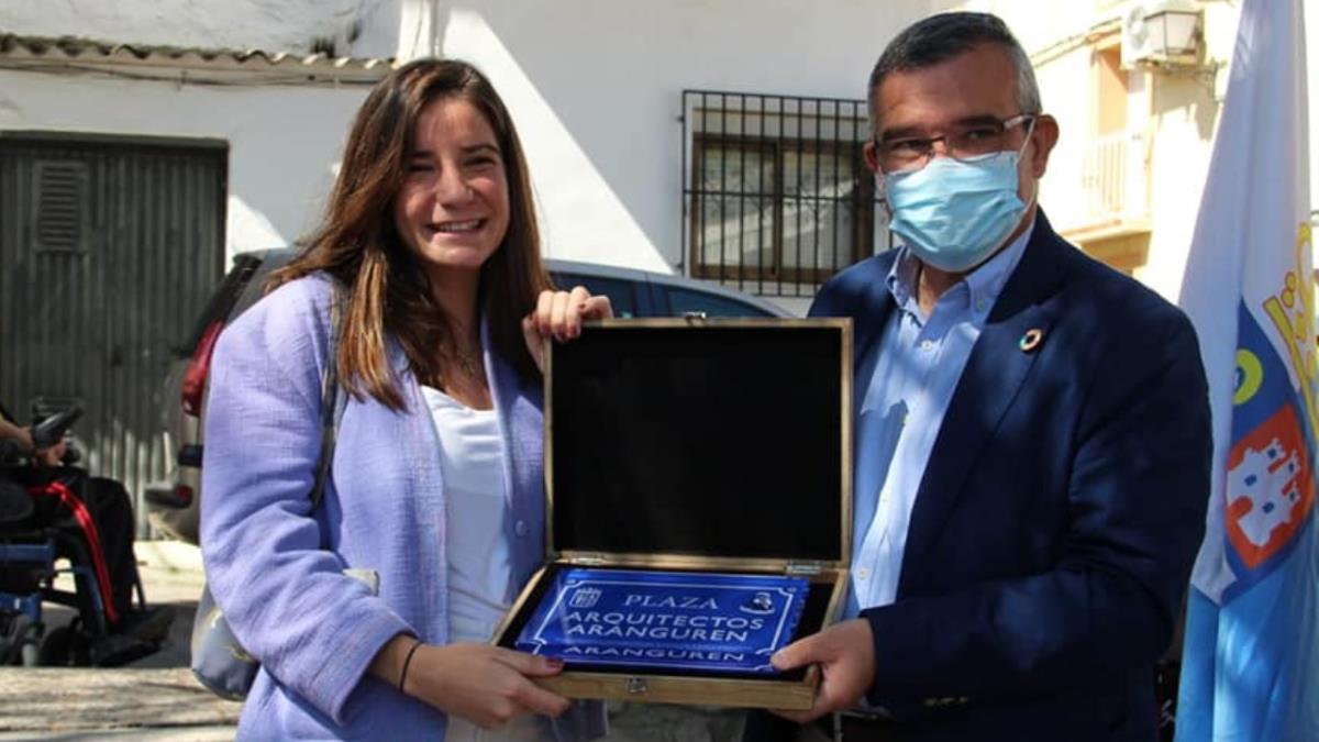 Un homenaje al insigne arquitecto de origen argandeño, Tomás Aranguren Sanz. Destacó en el siglo XIX por sus establecimientos penitenciarios.