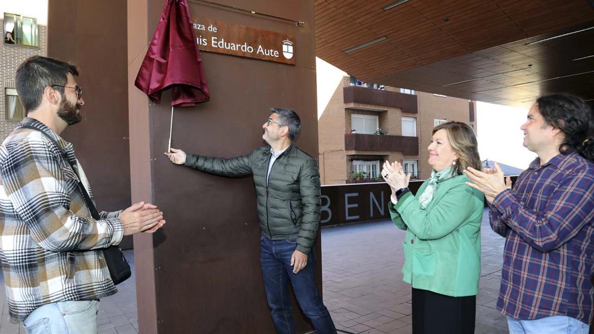 El cantautor da nombre a la Plaza del Centro de Arte de Alcobendas con motivo del 40 aniversario del concierto con el que el artista inauguró la Casa
de la Cultura municipal