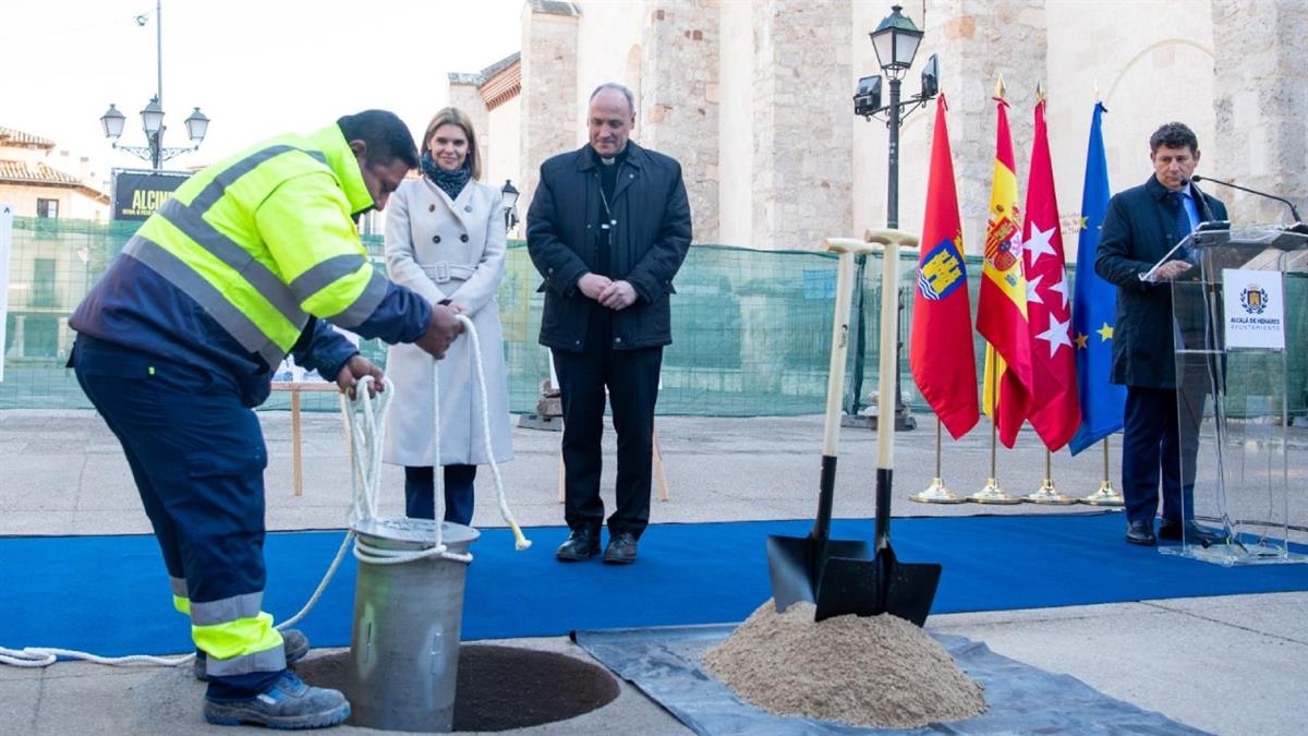  Una cápsula del tiempo ha sido enterrada por la alcaldesa y el obispo