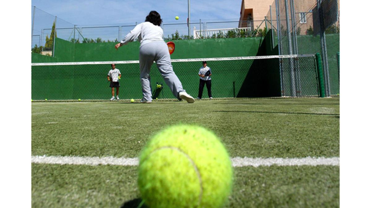 Habrá 15 vacantes en el de tenis y 33 en el de pádel
