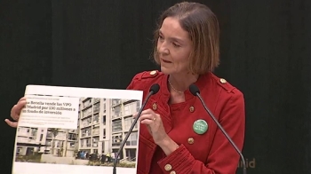 La portavoz socialista, Reyes Maroto, acusa al regidor de "poner Madrid en venta"
